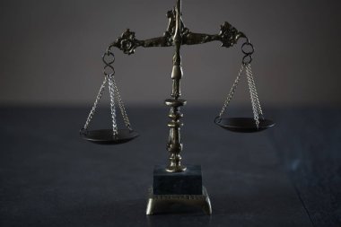 Bulanık arka planda izole edilmiş Themis ölçekleri