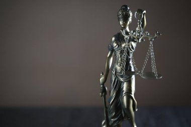 Bulanık arka plan üzerinde kör tanrıça Themis heykeli