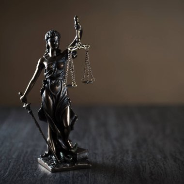 Bulanık arka plan üzerinde kör tanrıça Themis heykeli