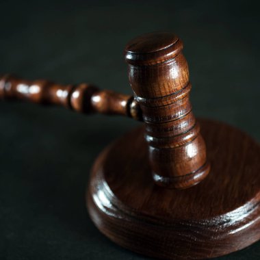 Bulanık arka planda büyük hakimin ahşap tokonu