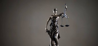 Bulanık arka plan üzerinde kör tanrıça Themis heykeli