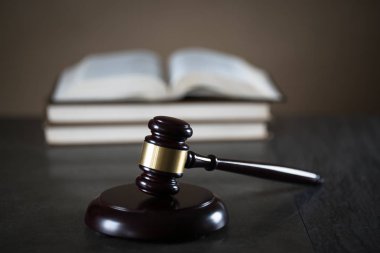 Bulanık arka planda büyük hakimin ahşap tokonu