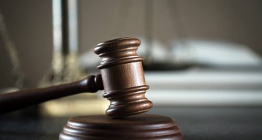Bulanık arka planda büyük hakimin ahşap tokonu