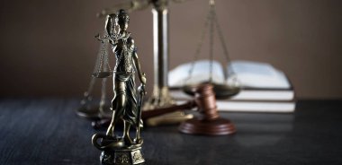 Bulanık arka plan üzerinde kör tanrıça Themis heykeli