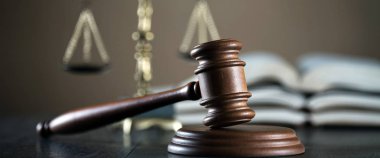 Bulanık arka planda büyük hakimin ahşap tokonu