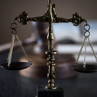 Bulanık arka planda izole edilmiş Themis ölçekleri