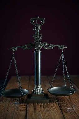Bulanık arka planda izole edilmiş Themis ölçekleri