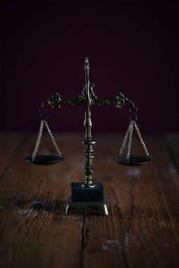 Bulanık arka planda izole edilmiş Themis ölçekleri