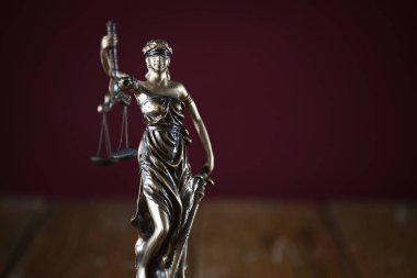 Bulanık arka plan üzerinde kör tanrıça Themis heykeli