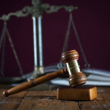 Bulanık arka planda büyük hakimin ahşap tokonu