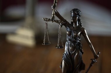 Bulanık arka plan üzerinde kör tanrıça Themis heykeli