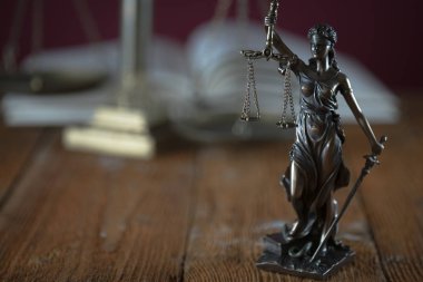 Bulanık arka plan üzerinde kör tanrıça Themis heykeli