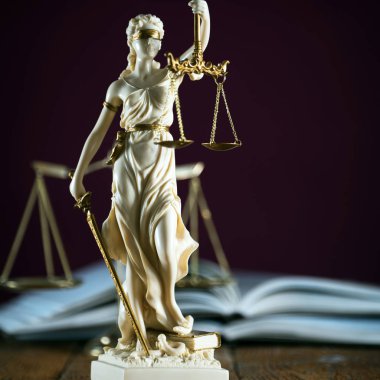 Bulanık arka plan üzerinde kör tanrıça Themis heykeli