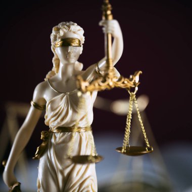 Bulanık arka plan üzerinde kör tanrıça Themis heykeli