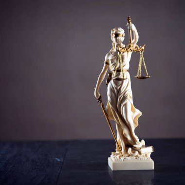 Bulanık arka plan üzerinde kör tanrıça Themis heykeli