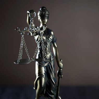 Bulanık arka plan üzerinde kör tanrıça Themis heykeli