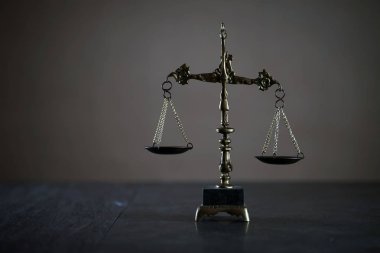 Bulanık arka planda izole edilmiş Themis ölçekleri