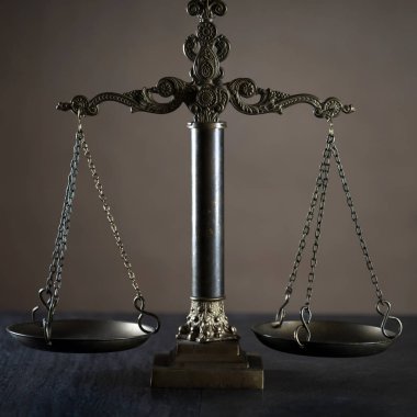 Bulanık arka planda izole edilmiş Themis ölçekleri