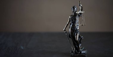 Bulanık arka plan üzerinde kör tanrıça Themis heykeli