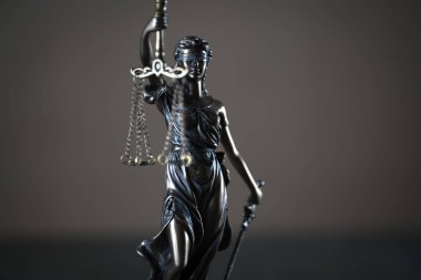 Bulanık arka plan üzerinde kör tanrıça Themis heykeli