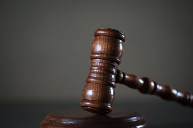 Bulanık arka planda büyük hakimin ahşap tokonu