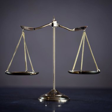 Bulanık arka planda izole edilmiş Themis ölçekleri
