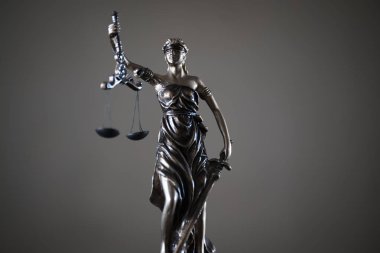 Bulanık arka plan üzerinde kör tanrıça Themis heykeli
