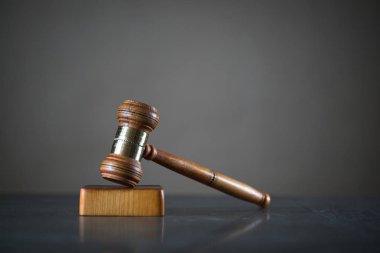 Bulanık arka planda büyük hakimin ahşap tokonu