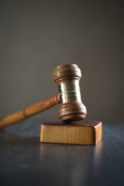 Bulanık arka planda büyük hakimin ahşap tokonu