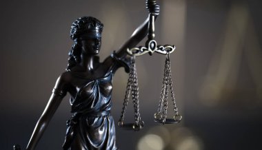Bulanık arka plan üzerinde kör tanrıça Themis heykeli