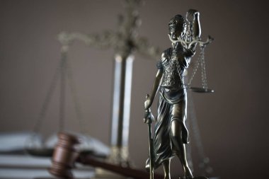 Bulanık arka plan üzerinde kör tanrıça Themis heykeli