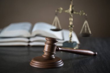 Bulanık arka planda büyük hakimin ahşap tokonu