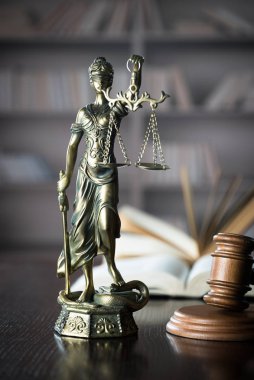 Bulanık arka plan üzerinde kör tanrıça Themis heykeli