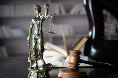 Bulanık arka plan üzerinde kör tanrıça Themis heykeli