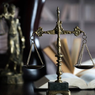 Bulanık arka planda izole edilmiş Themis ölçekleri