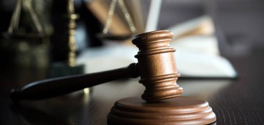 Bulanık arka planda büyük hakimin ahşap tokonu