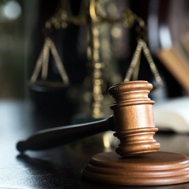 Bulanık arka planda büyük hakimin ahşap tokonu