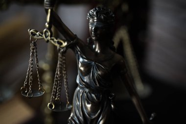 Bulanık arka plan üzerinde kör tanrıça Themis heykeli