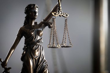 Bulanık arka plan üzerinde kör tanrıça Themis heykeli