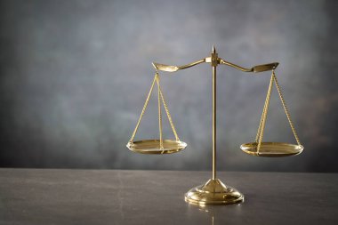 Bulanık arka planda izole edilmiş Themis ölçekleri