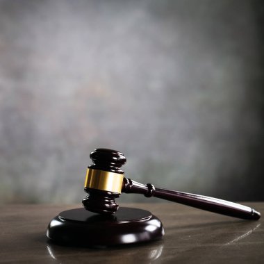 Bulanık arka planda büyük hakimin ahşap tokonu