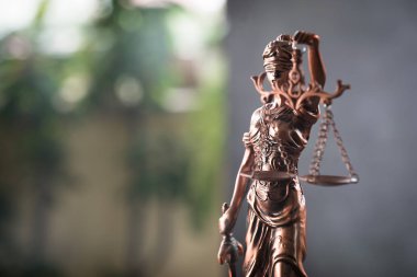 Bulanık arka plan üzerinde kör tanrıça Themis heykeli