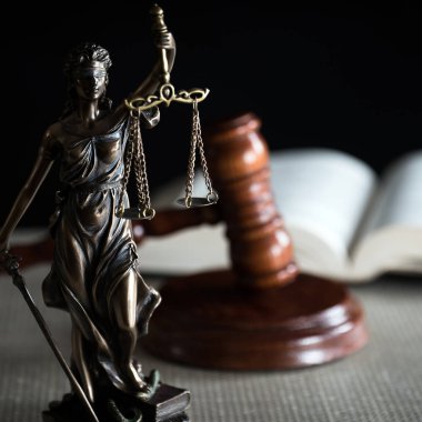 Bulanık arka plan üzerinde kör tanrıça Themis heykeli