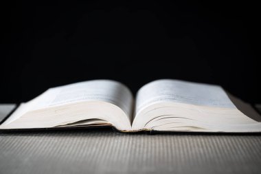 masada açık kitap, koyu arka plan