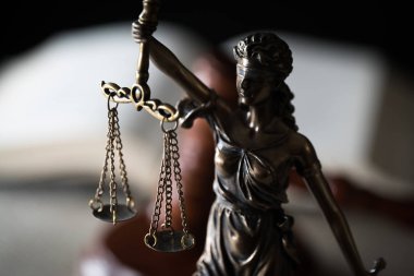 Bulanık arka plan üzerinde kör tanrıça Themis heykeli