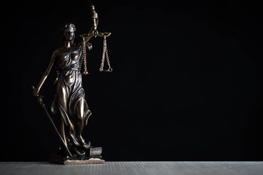 Bulanık arka plan üzerinde kör tanrıça Themis heykeli