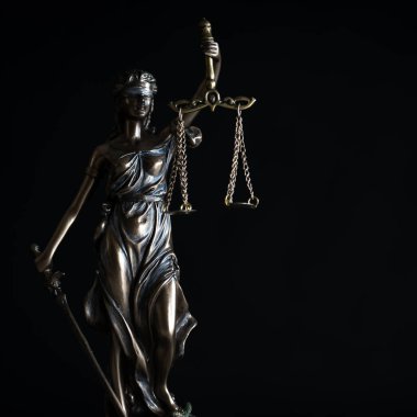 Bulanık arka plan üzerinde kör tanrıça Themis heykeli