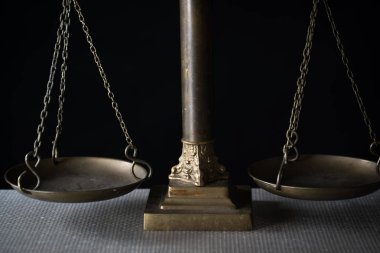Bulanık arka planda izole edilmiş Themis ölçekleri