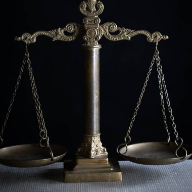 Bulanık arka planda izole edilmiş Themis ölçekleri
