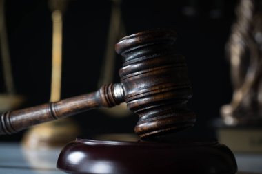 Bulanık arka planda büyük hakimin ahşap tokonu